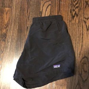 black patagonia baggies 5”